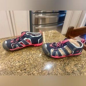 NEW- KEEN Girls Size 1 Sandals, navy and pink, for play/water/hiking
